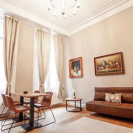 Luxury Palace *